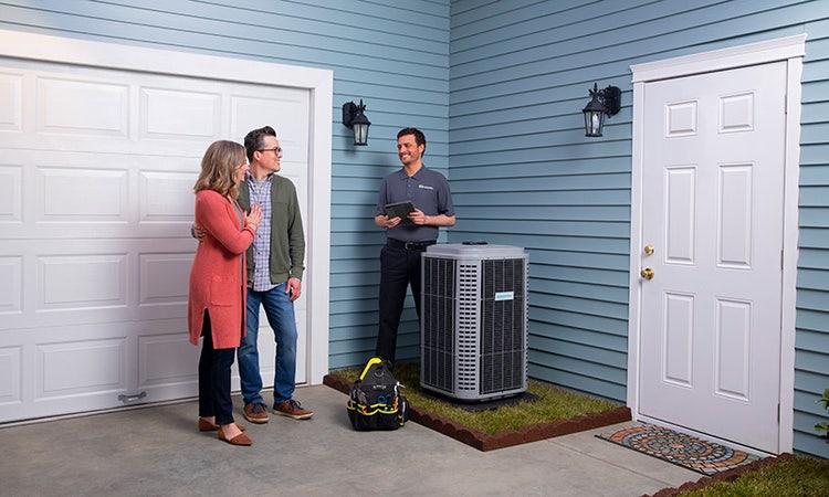 comfortmaker-dealer-talking-to-homeowner-about-financing