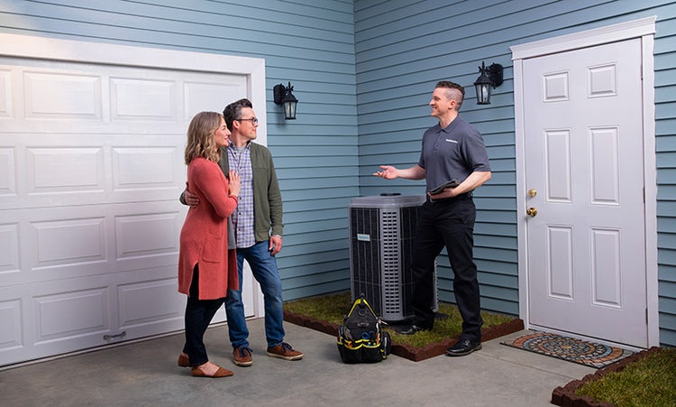 comfortmaker-ductless-dealer-talking-to-homeowner