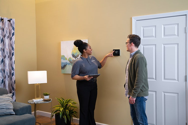 comfortmaker-dealer-telling-homeowner-about-brand-reliability