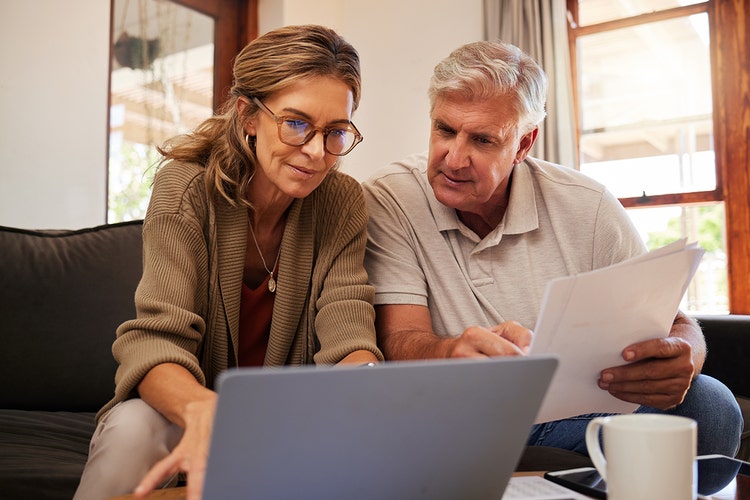 couple-researches-savings-options